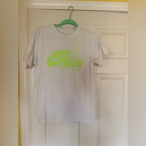 Nike Just Do It Graphic T-Shirt Men’s Small White Neon Green Swoosh Tee